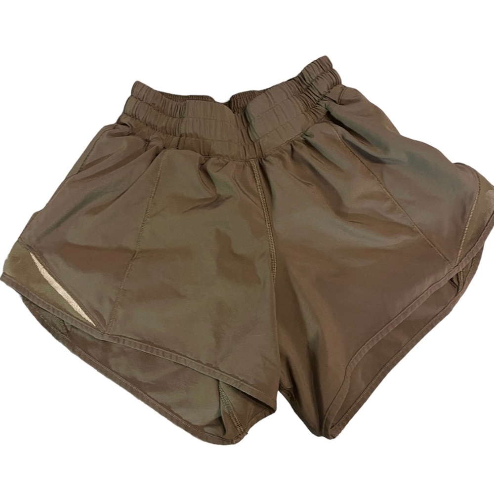 Lululemon Hotty hot low rise lined shorts size 2 4”olive green